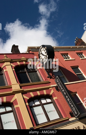 Orologio sopra l'entrata di Queens Arcade su Briggate a Leeds West Yorkshire Inghilterra Foto Stock