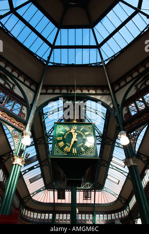 Orologio e tetto di vetro dettaglio nei mercati della città di Leeds West Yorkshire Inghilterra Foto Stock