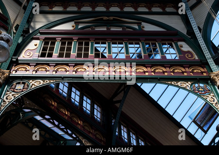 Dipinto di ferro battuto dettaglio nei mercati della città di Leeds West Yorkshire Inghilterra Foto Stock