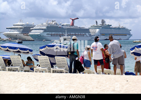 Visitatori sulla grande spiaggia della Baia di Philipsburg con tre navi da crociera ancorate in background St Maarten Foto Stock