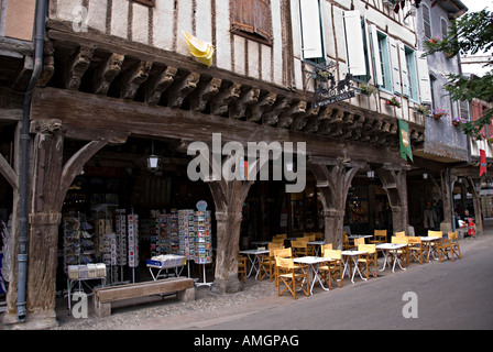 Le case fronti nella piazza centrale di mirepoix nel sud della Francia Foto Stock