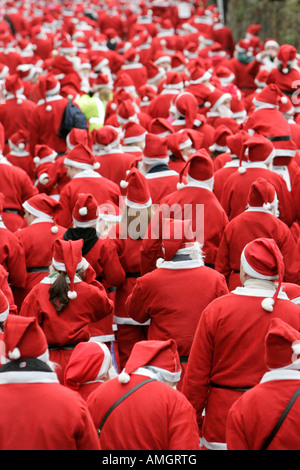 Oltre 10000 persone vestite come santa claus tenta il Guinness World Record in Derry Irlanda del Nord Foto Stock