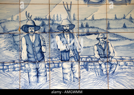 Pannello di blu portoghese piastrelle smaltate azulejo che mostra un gruppo di agricoltori Foto Stock