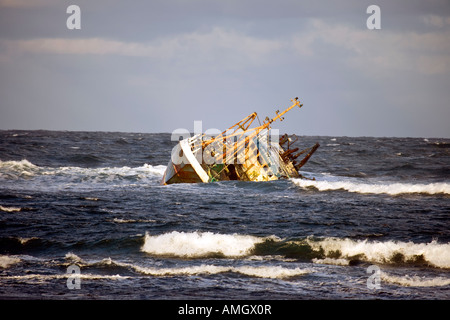 Messa a terra spiaggiata relitto di Banff nave da pesca barca BF 380 arenarsi sulle rocce al punto Cairnbulg Fraserburgh, a nord est della Scozia. Foto Stock