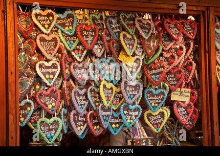 Varie Lebküchen gingerbread cuori appendere in vendita da uno stallo nel mercato di Natale Berlino Germania Foto Stock