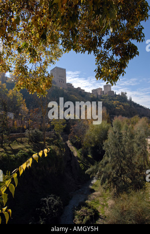 Alhambra come visto dal quartiere Albaicin Granada Andalusia Spagna Foto Stock