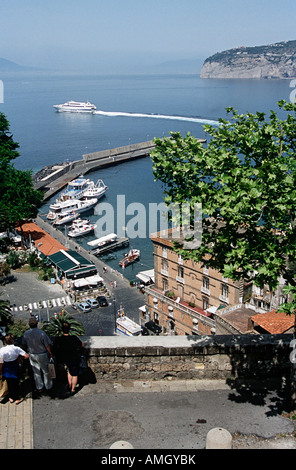 Affacciato sulla Marina Piccola, porto di Sorrento, Sorrento, la baia di Napoli, Italia Foto Stock