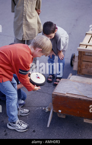 Gruppo di bambini edificio Soapbox Car Foto Stock