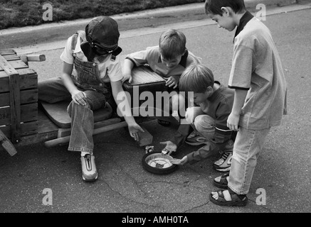 Gruppo di bambini edificio Soapbox Car Foto Stock