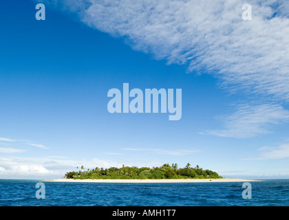 Malamala isola al largo della costa di Nadi nelle isole Figi, circondato da acque blu cristalline e luminoso cielo blu in una calda giornata estiva Foto Stock