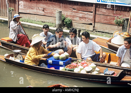 Passeggeri in barca, Mercato Galleggiante di Damnoen Saduak, la provincia Ratchaburi, vicino a Bangkok, in Thailandia Foto Stock