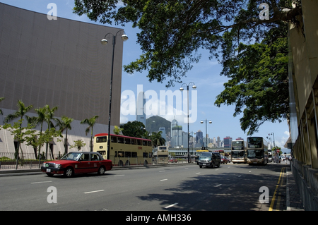 Cina Hong Kong Kowloon traffico su Salisbury Road vicino al Hk centro culturale Foto Stock