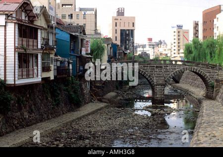 Giappone, di Nagasaki, Brillenbrücke (Megane-bashi) uber den Nakashima-Fluss, errichtet 1634 Foto Stock