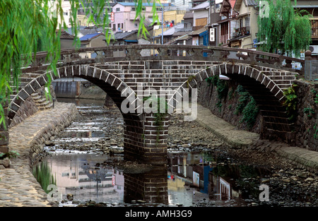 Giappone, di Nagasaki, Brillenbrücke (Megane-bashi) uber den Nakashima-Fluss, errichtet 1634 Foto Stock