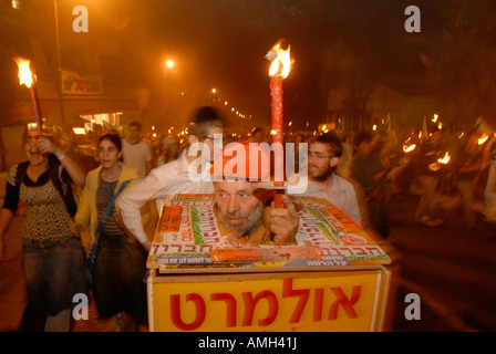 Un protestore israeliano di destra si copre con una scatola portante adesivi di destra mentre marches con poche centinaia durante un Protesta contro US Secre Foto Stock