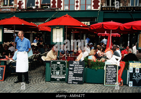 I turisti seduti fuori del ristorante nel Markt, luogo di mercato, Bruges, Belgio Foto Stock