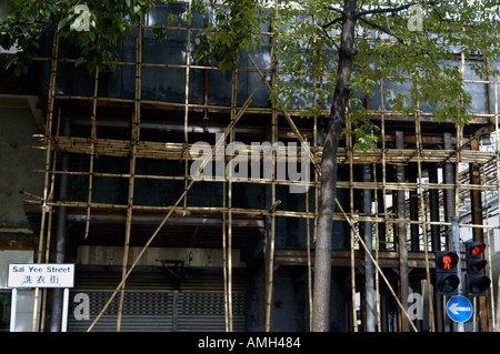 Cina Hong Kong Kowloon impalcature di bambù di un edificio in fase di ristrutturazione su Sai Yee Street Foto Stock