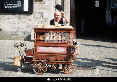 L'uomo la riproduzione di antico organo nell'Markt, Bruges, Belgio Foto Stock