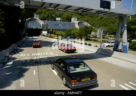 Il traffico su una autostrada a pedaggio tra Aberdeen e Admiralty, Isola di Hong Kong, Hong Kong, Cina. Foto Stock