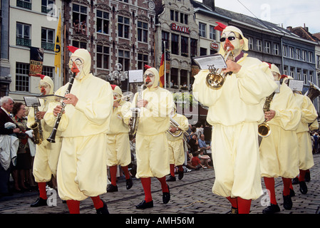 Musicisti vestiti in abiti fantasiosi, partecipando a Kaiser Karel Parade, Gand, Belgio Foto Stock