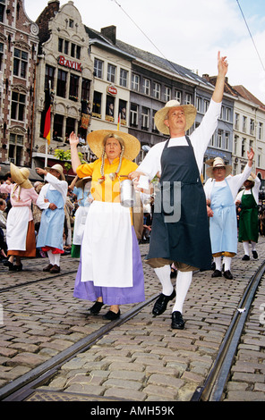 Il contadino e sua moglie che partecipano a Kaiser Karel Parade, Gand, Belgio Foto Stock