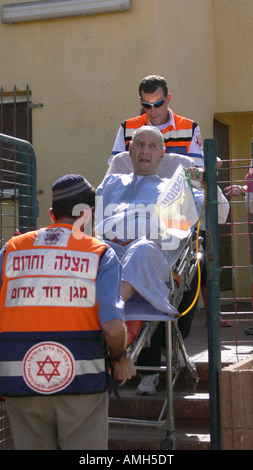 Israele Sderot Israele Sderot primo equipaggio aiuto evacuando un uomo maturo dalla sua casa dopo che soffrono di stress psicologico Foto Stock