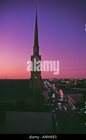 CAROLINA DEL SUD CHARLESTON skyline del centro di Charleston penisola guardando su King Street al tramonto con il campanile di San Matthe Foto Stock