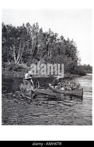 Canoa di corna di cervo cacciatore di pagaia lago fiume trappola trofeo trapper esplorare explorer Terranova Labrador Dominion territorio britannico Foto Stock