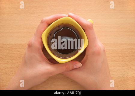 Womans mani tazza di caffè nero Foto Stock