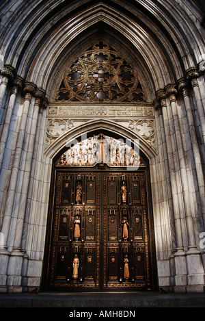 Porta e ingresso, Saint Patrick, 50th Street e la Fifth Avenue, New York New York, Stati Uniti d'America Foto Stock