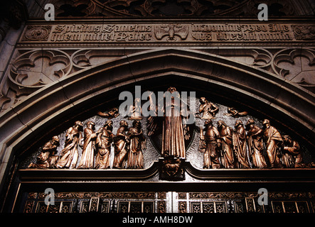 Dettaglio sopra la porta e ingresso, Saint Patrick, 50th Street e la Fifth Avenue, New York New York, Stati Uniti d'America Foto Stock