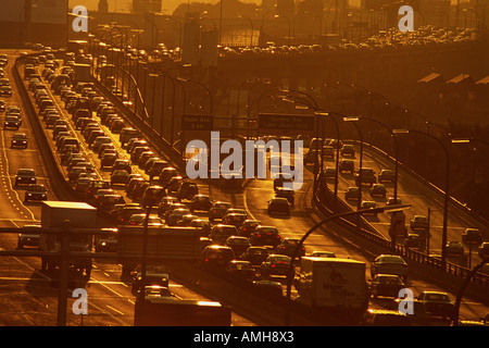 Ora di punta del traffico su Gardiner Expressway fino al tramonto, Toronto, Ontario, Canada Foto Stock