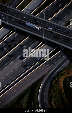 Vista aerea dell'autostrada cavalcavia, autostrade 407 e 400, Ontario, Canada Foto Stock