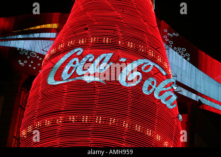 Coca Cola insegna al neon su Nanjing Donglu Lu street a Shanghai in Cina Foto Stock