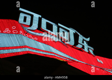 Coca Cola insegna al neon in cinese su Nanjing Donglu Lu street a Shanghai in Cina Foto Stock