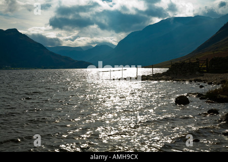 Vista guardando verso sud lungo Crummock acqua guardando verso Rannerdale Knotts, Rosso Pike e alto stile Lake District Foto Stock