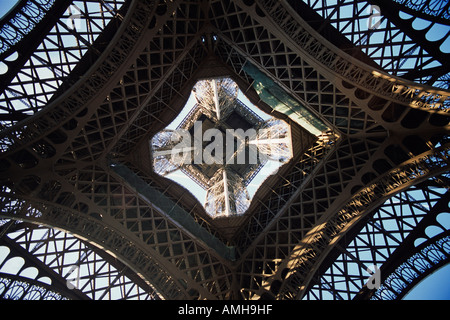 Guardando verso l'alto dalla base della torre Eiffel, Parigi, Francia Foto Stock