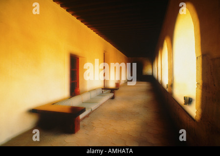 Divano in corridoio con finestre ad arco, Hotel Camino Real, Oaxaca, Messico Foto Stock