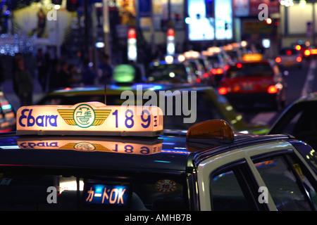 Vista di un Taxi nel quartiere di Shinjuku a Tokyo Giappone Foto Stock