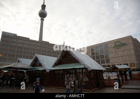 Il mercatino di natale di Alexanderplatz con la Fernsehturm di Berlino Germania Foto Stock