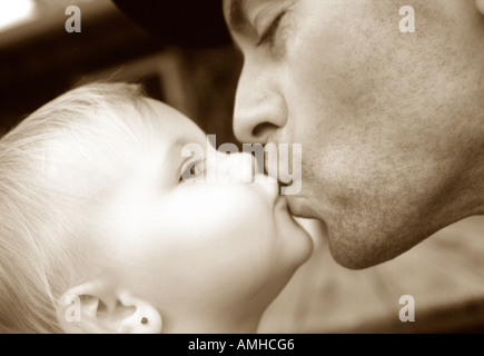 In primo piano del Padre Kissing Baby Foto Stock