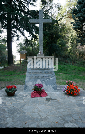 Una croce cristiana ai caduti della seconda guerra mondiale in Monteu Roero Foto Stock