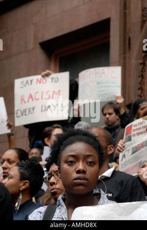 Gli studenti presso la Columbia University Teachers College si raccolgono al di fuori della scuola per protestare contro la penzolante di un cappio Foto Stock