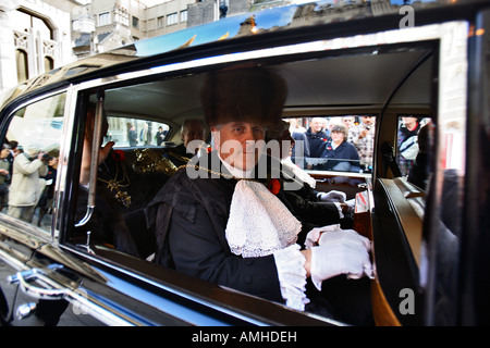 Il signore sindaco di spada bearer in una limousine a Londra Foto Stock