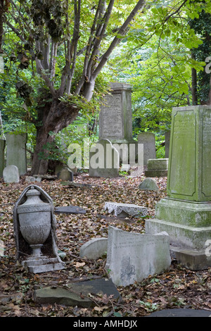 Lapidi, Tower Hamlets Cimitero Parco, Londra. Foto Stock