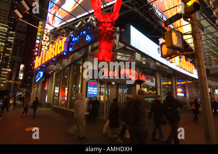 I pedoni a piedi passato il Times Square il ramo della Red Lobster ristorante della catena Foto Stock