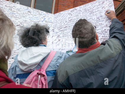 La popolazione locale a firmare una scheda di Natale di Alan Johnson, Segretario di Stato per la salute nel corso di una manifestazione contro la maternità declassamento. Foto Stock