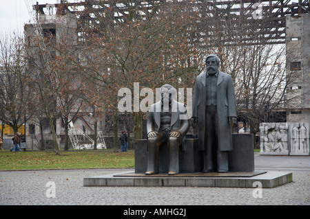 Le statue di Marx e Engels con decostruzione del Palast der Republik in background Berlino Germania Foto Stock