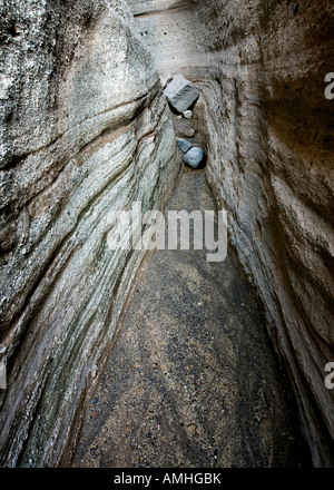 Slot canyon in Kasha Katuwe Tent Rocks National Monument si trova sul Pajarito Plateau in North Central New Mexico Foto Stock