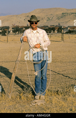 Il Wyoming usa un cowboy con un lazo su un grande ranch di bestiame vicino a Thermopolis Wyoming Foto Stock